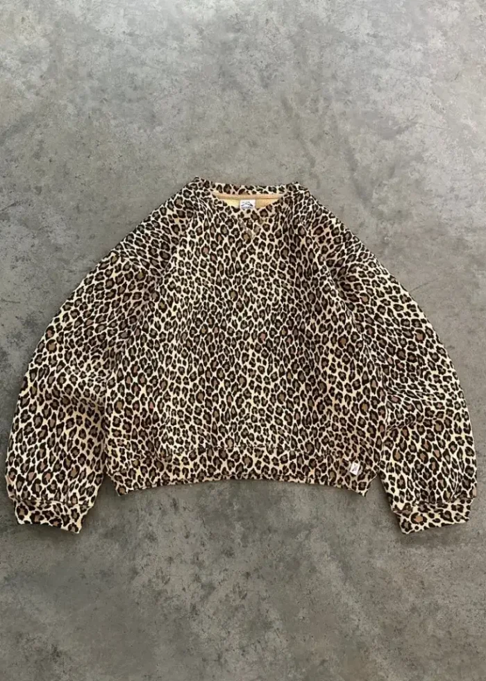 AKIMBO CREWNECK – LEOPARD (1)